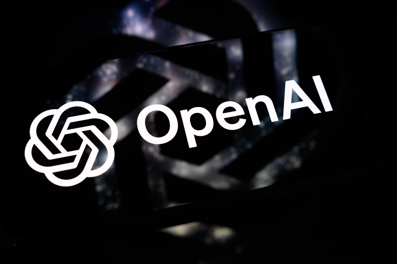 Логотип OpenAI отображается на экране смартфона, установленного на отражающей поверхности, на которую проецируется логотип компании, в Кретее, Франция, 4 сентября 2026 года