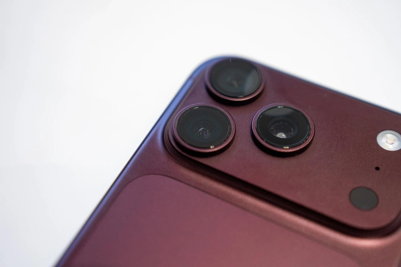 Тройная камера iPhone 18 Pro с переменной диафрагмой в основном нижнем модуле