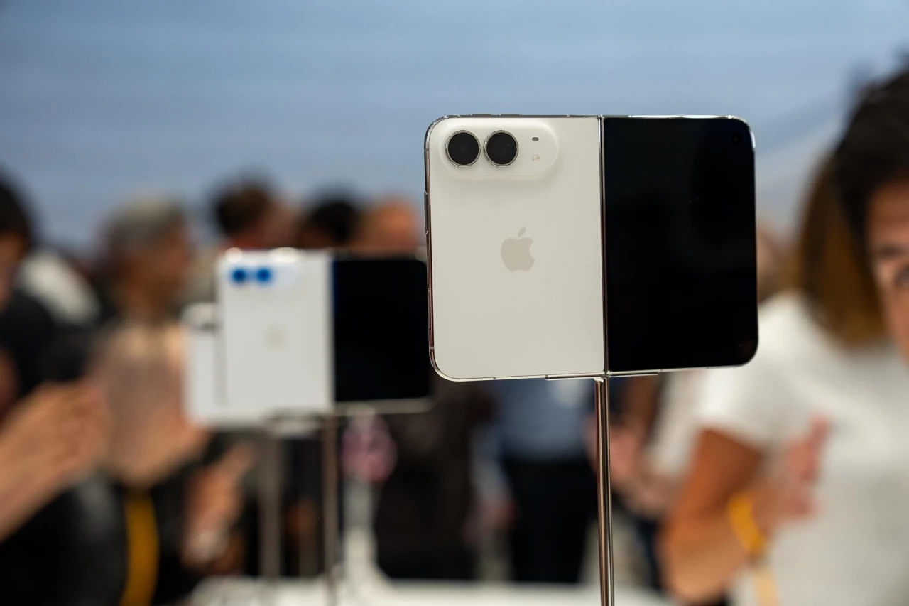 iPhone Duo с шарниром в стиле паспорта