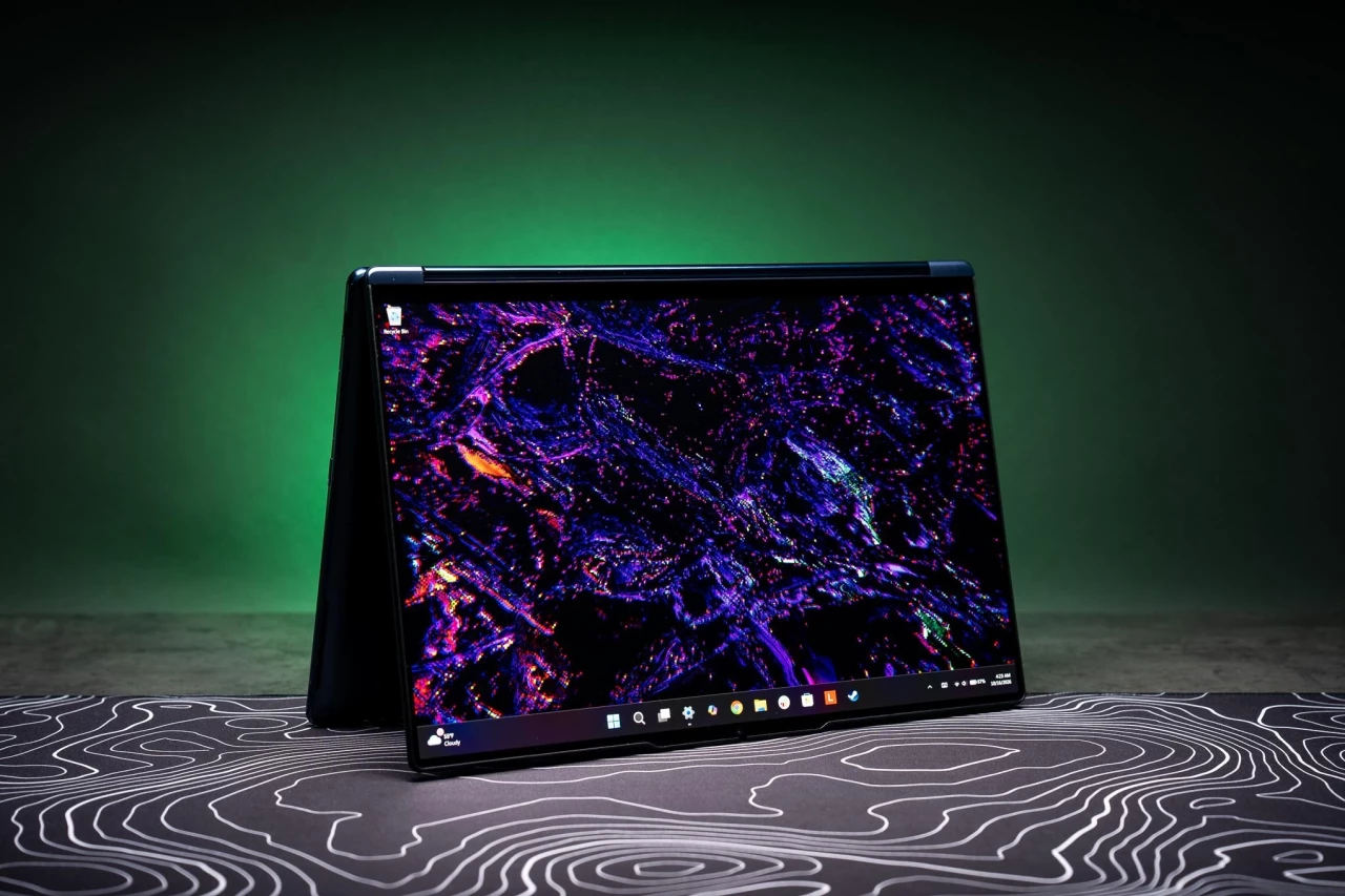 Lenovo Yoga 9n - дорогой рабочий ноутбук, который благодаря формату 2-в-1 остаётся интересным в использовании
