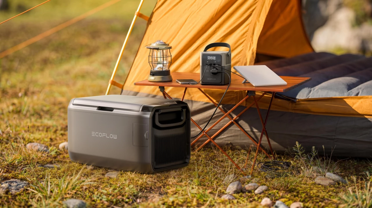 River 260 Gen4 на столе питает портативный холодильник, Starlink Mini и заряжает телефон.