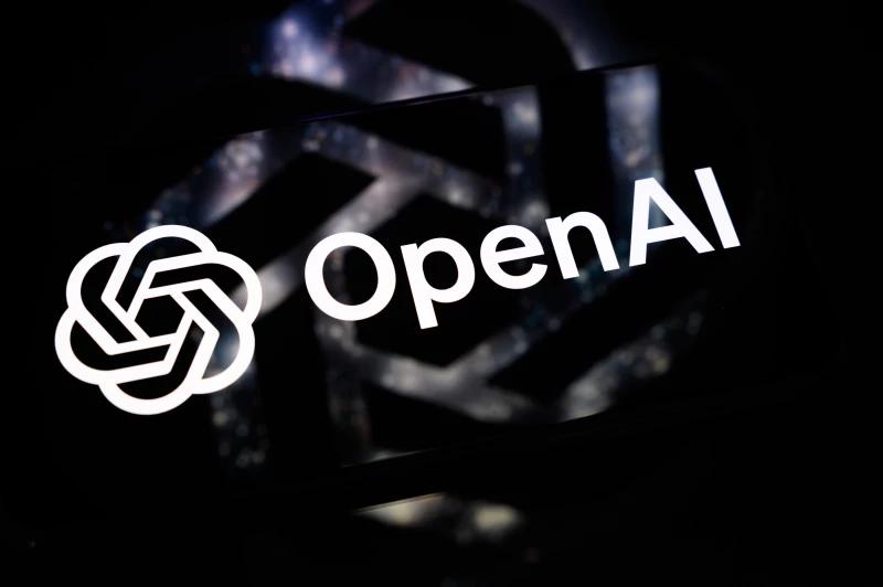 Логотип OpenAI отображается на экране смартфона, установленного на отражающей поверхности, на которую проецируется логотип компании, в Кретее, Франция, 4 сентября 2026 года