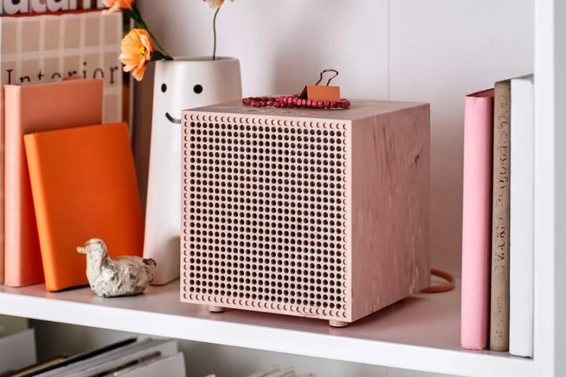 Колонка IKEA Badkruka в черном и розовом цветах