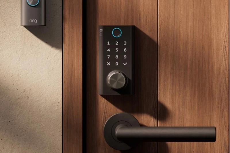 умный замок Ring Smart Lock со встроенной зарядкой в поворотной ручке